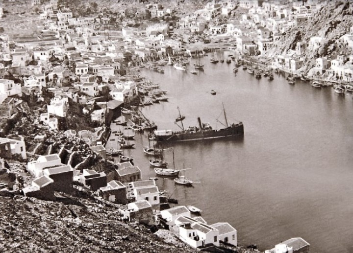 Το λιμάνι της Σύμης, δέκα χρόνια αφού ξεκίνησε η αποστολή για την Ερυθρά θάλασσα (1900). The port of Symi, ten years after the expedition to the Red Sea began (1900)