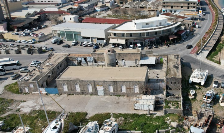 Η πίσω πλευρά των παλιών σφαγείων (ΦΩΤΟ: ΜΙΧΑΛΗΣ ΛΟΪΖΟΣ)