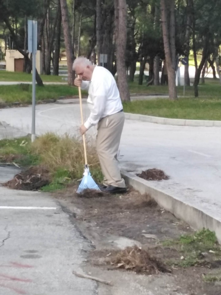 Ο καθηγητής κ. Ηλίας Τομάζος επί τω έργω