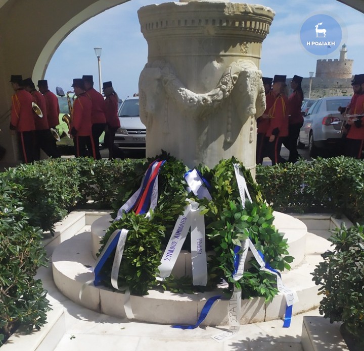 Από την κατάθεση στεφάνων χθες στο βωμό της Πατρίδας