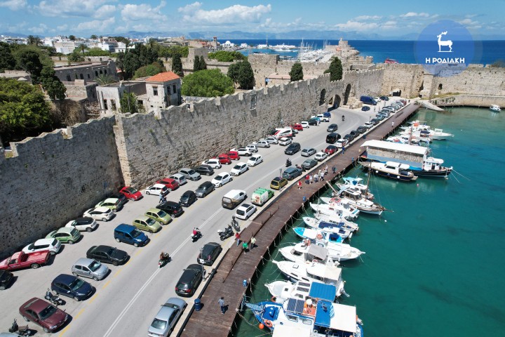 Παράνομα παρκαρισμένα αυτοκίνητα έξω από το λιμάνι της Κολόνας