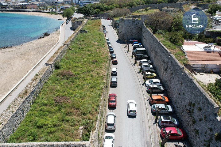 Η ίδια εικόνα και στην περιοχή Κόβα.  Εκεί τα αυτοκίνητα κατέλαβαν και το πεζοδρόμιο