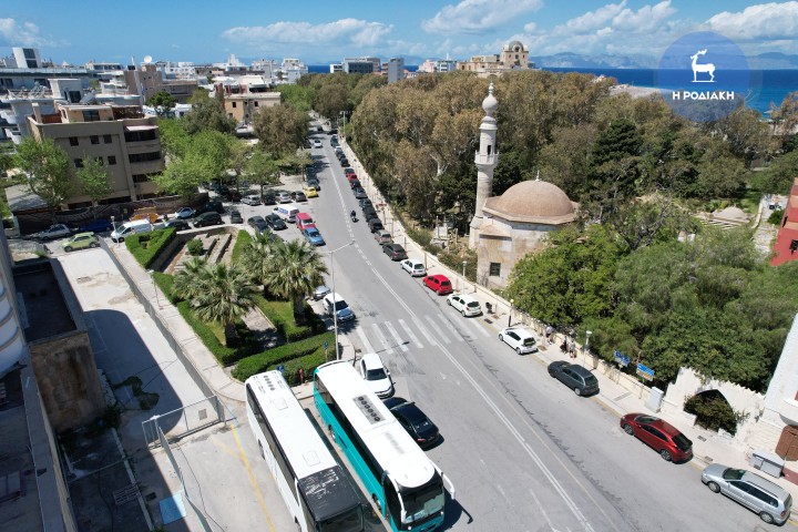 Ανεξέλεγκτη στάθμευση και έξω από το παλιό μουσουλμανικό νεκροταφείο