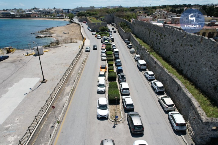 Παράνομη στάθμευση έξω από το Λιμενικό Ταμείο