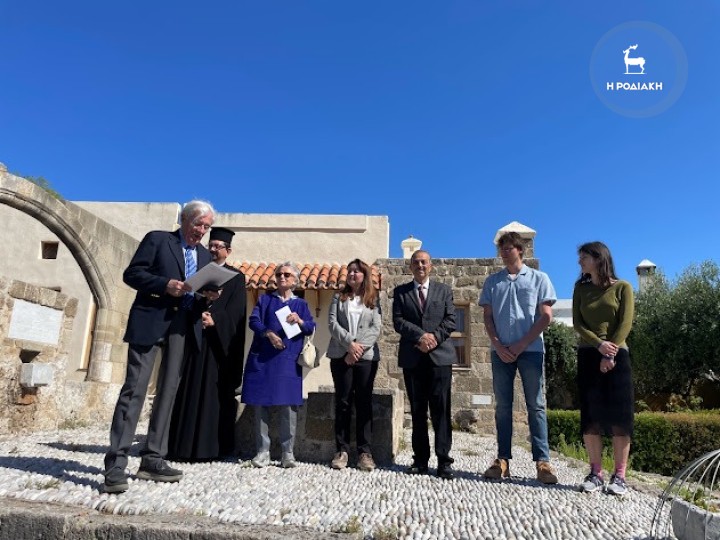 Οι γονείς του Marc, η αντιδήμαρχος, ο υπ. βουλευτής Φ. Χατζηδιάκος και οι νικητές των υποτροφιών 