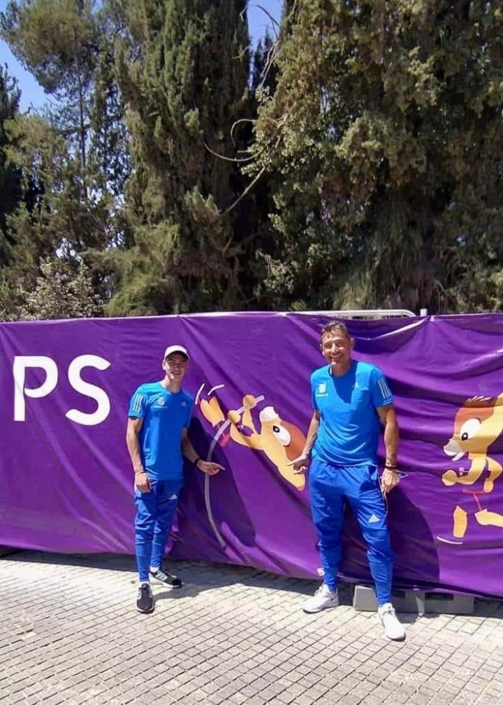 Ο Παύλος Κριαράς (ΓΕΛ Σορωνής)  με τον προπονητή του, Κώστα Τσαταλό