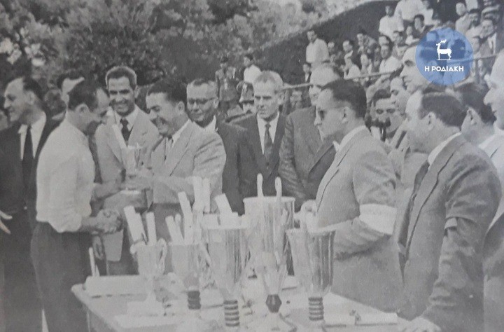 Μετά από αγώνες στίβου. Εδώ παραλαμβάνει το κύπελλο του από τον τότε Δήμαρχο Ρόδου Φώτη Φωταρά
