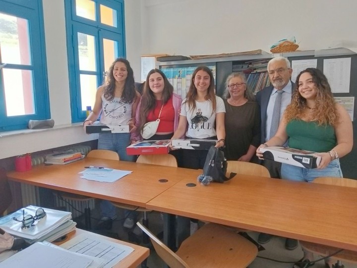 Οι μαθήτριες, η κ. Διευθύντρια και ο εκπρόσωπος