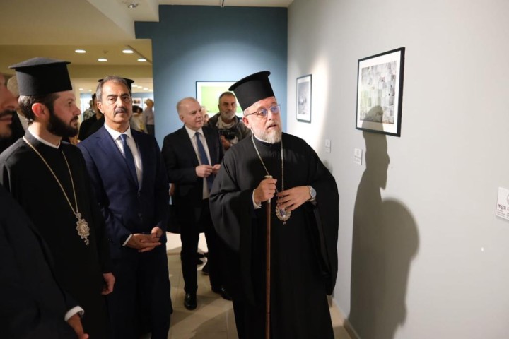 Από τα εγκαίνια των φωτογραφικών εκθέσεων στη μνήμη του Νίκου Μαγγίνα στη Ρόδο. Διακρίνονται ο Μητροπολίτης Ρόδου Κύριλλος, ο Βοηθός Επίσκοπος του Ολύμπου Κύριλλος και ο Παντελεήμων Βίγκας, εκ των κορυφαίων ηγετών της Ρωμιοσύνης της Κωνσταντινούπολης 							         ΦΩΤΟΓΡΑΦΙΑ ΦΩΣ ΦΑΝΑΡΙΟΥ