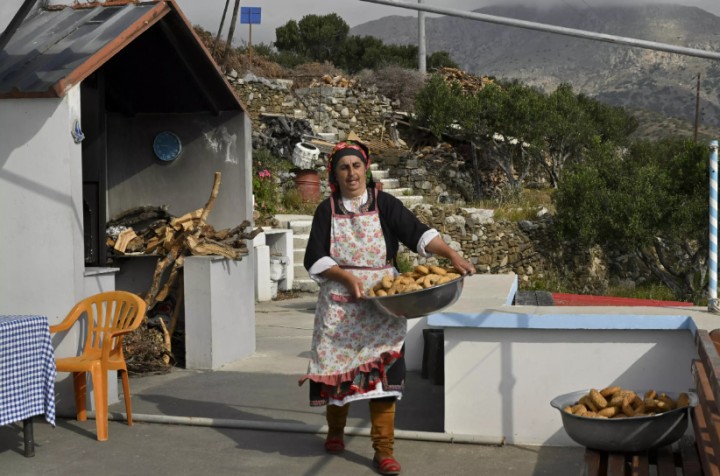  Η αρτοποιός Ειρήνη Χατζηπαπά είναι η νεότερη γυναίκα που φοράει καθημερινά παραδοσιακή φορεσιά της Ολύμπου