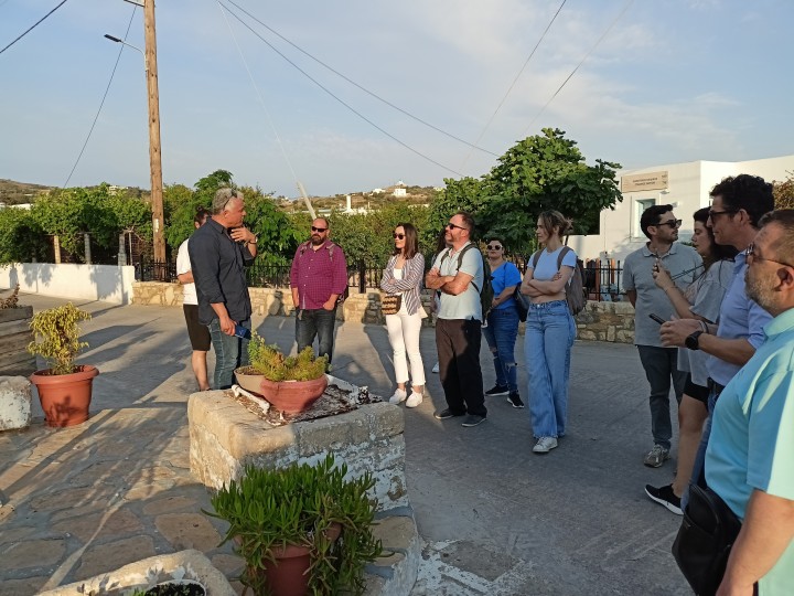 Ο δήμαρχος Λειψών, κ. Φώτης Μάγκος (αριστερά), εξηγεί στην ομάδα 