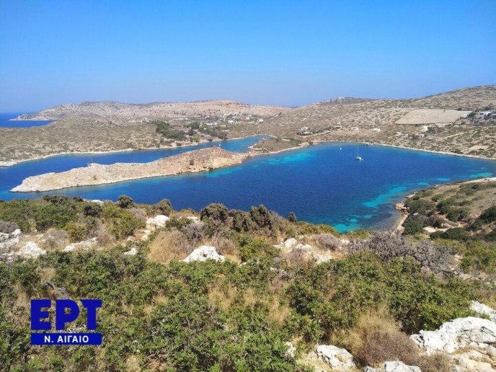 Ο κόλπος Αγλύπαπα των Αρκιών. Μια ήρεμη αγκαλιά που το καλοκαίρι αποτελεί αγκυροβόλιο των ιστιοφόρων
