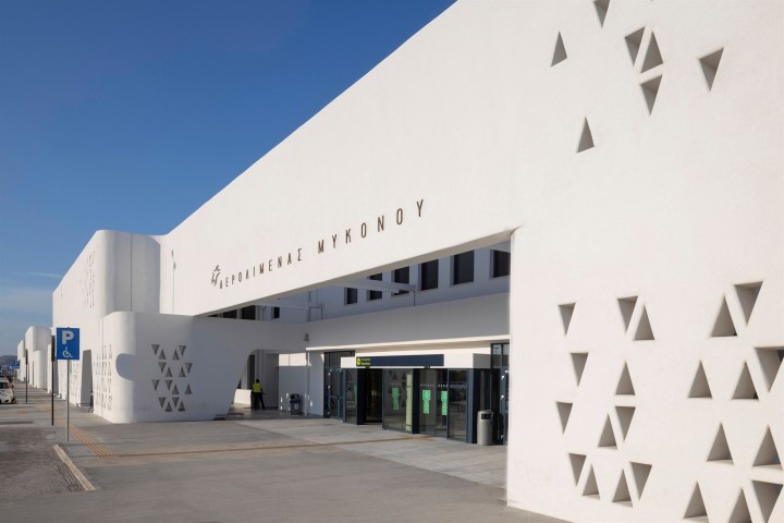 Σε ποσοστό άνω του 40% διαμορφώνεται η αύξηση της επιβατικής κίνησης στην Κεφαλονιά, στη Λήμνο και στη Λέρο. Σε Μύκονο και Σαντορίνη οι διακινηθέντες επιβάτες ενισχύθηκαν από 5% έως και άνω του 15% αντίστοιχα τις δύο πρώτες εβδομάδες του Ιουλίου σε σχέση με το ίδιο διάστημα του 2022.