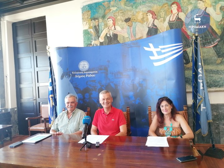 Από αριστερά στη φώτο ο κ. Στ. Κούτρης, ο κ. Κ. Ταρασλιάς και η κα Ελ. Χατζηχρήστου