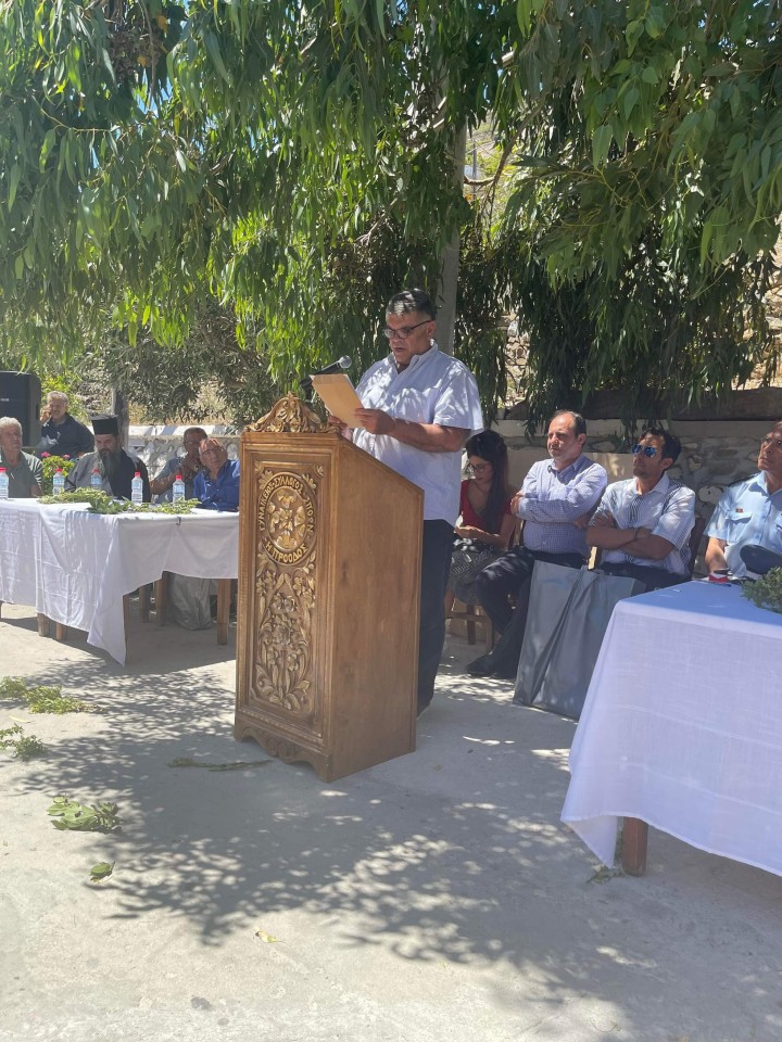 Ο Πρόεδρος του Δημοτικού Συμβουλίου Καρπάθου διαβάζει την ομόφωνη απόφαση ονοματοδοσίας του Δήμου Καρπάθου