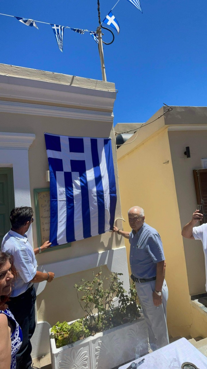 Ο Δήμαρχος Καρπάθου Γιάννης Θέμ. Νισύριος και ο Πρόεδρος της Κοινότητας Σπόων Βασίλης Μιχ. Πιπέρης αποκαλύπτουν την πινακίδα ονοματοδοσίας