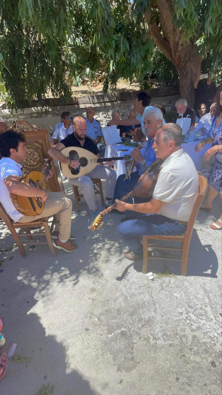Τα παραδοσιακά όργανα των Σπόων επί το έργον