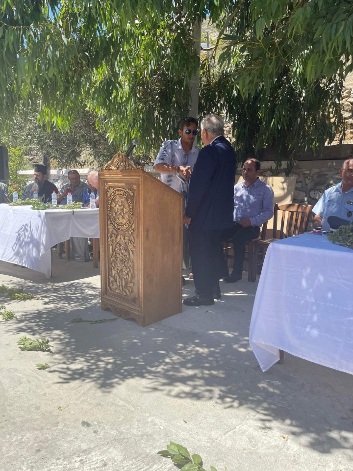 Ο Πρόεδρος της Κοινότητας Σπόων Βασίλης Μιχ. Πιπέρης συγχαίρει τον Γιάννη Γαβρ. Χαρίτο