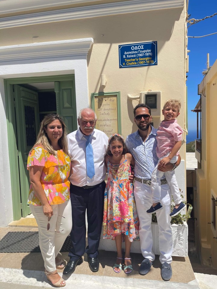 Ο Βασίλης Γεωρ. Χαλκιάς με τα παιδιά και τα εγγόνια του κάτω από την πινακίδα ονοματοδοσίας