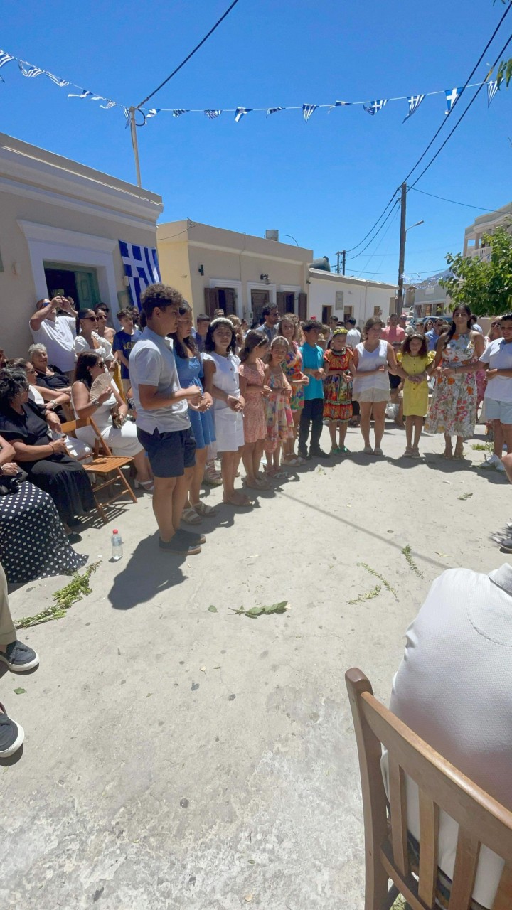 Τα μικρά Σποϊτόπουλα, μέλη κατά το πλείστον της Σποΐτικης διασποράς ζεύουν το ζερβό χορό