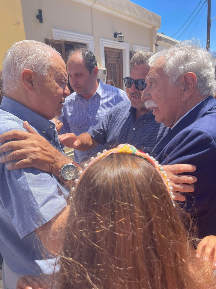 Ο Δήμαρχος Γιάννης Θεμ. Νισύριος με τον Γιάννη Γαβρ. Χαρίτο. Στο βάθος οι Μανώλης Ιωάν. Παραγιός και Ντίνος Γεωρ. Λιγνός