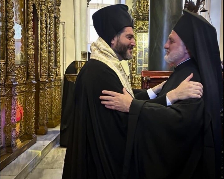 Ο Αρχιεπίσκοπος Αμερικής, κ. Ελπιδοφόρος (δεξιά) ενώ συγχαίρει τον Μητροπολίτη Νέας Ιερσέης, κ. Απόστολος. Φωτογραφία: GOA