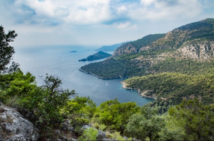 Σ’ αυτή την ερημική ακτή της Τουρκίας τ’ Αντώνιο άφησε το γκαζολίνι του. On this deserted coast of Turkey Antonio left his gasoline boat