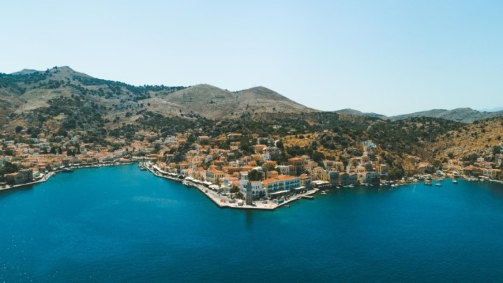 Το Χαράνι στη δεξιά μεριά όπου τ’ Αντώνιο έκρυβε τα καπνά. Harani on the right side where Antonio hid the tobacco