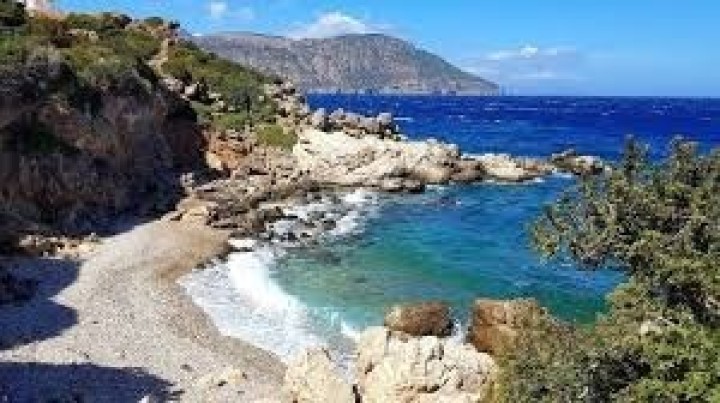 Το λιμανάκι του Αγίου Πέτρου στην Κάρπαθο που έμεινε γνωστό ως του Αστυνόμου ή και του Τούρκου. The small port of Saint Peter in Karpathos, which was known as the Policemen or the Turk.