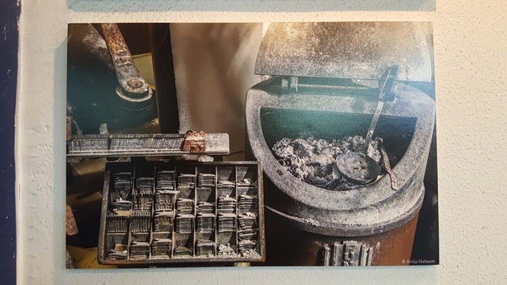 Το καζάνι όπου έλιωνε το μολύβι, για να κυλήσει στη συνέχεια στα καλούπια και να σχηματίσει αράδα – αράδα τις στήλες