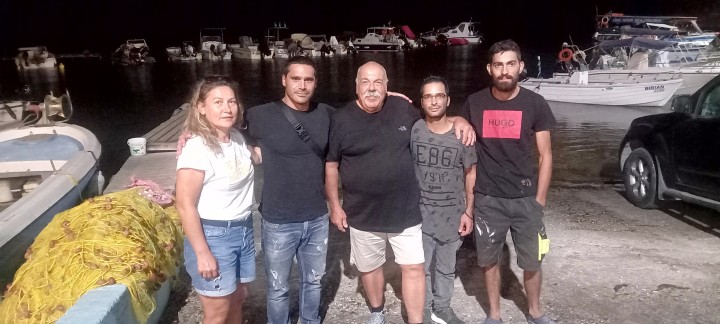 Μαζί με μέλη του Ερασιτεχνικού Συλλόγου Αλιέων «Καβουράκια» που από την πρώτη στιγμή στήριξε την προσπάθεια του Έλληνα πρωταθλητή 