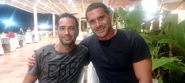 Ο Χαράλαμπος Ταϊγανίδης μαζί με τον Νιότη Ροδίτη, τον άνθρωπο που με τη βάρκα του ήταν δίπλα του σε όλη τη διαδρομή μέχρι τον Πανορμίτη