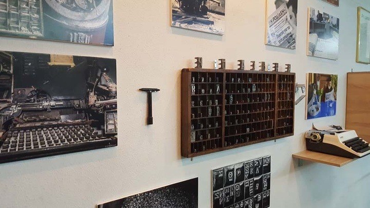 Δίπλα στις φωτογραφίες της λινοτυπικής μηχανής, το ειδικό κλειδί που «έδενε» κι «έλυνε» τις μεταλλικές σελίδες, πριν να τοποθετηθούν στο επίπεδο πιεστήριο