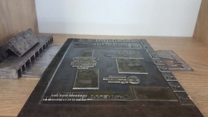 Οι λεγόμενοι «τσίγκοι». Πάνω σε αυτούς αποτυπώνονταν τα λογότυπα  και οι διαφημίσεις της εποχής.