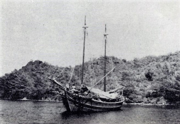 Ένα από τα καΐκια εφοδιασμού των Συμμάχων αγκυροβολημένο στον κόλπο της Απλοθήκας