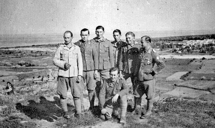 Γερμανοί στρατιωτικοί  στην περιοχή του χωριού  Βιλλανόβα  σε φωτογραφία  του 1944. Μάλλον από παράκτια μονάδα προστασίας  του αεροδρομίου