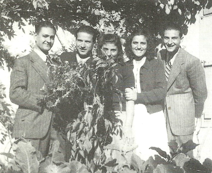 Ο Αργύρης Θεοχάρης(αριστερά) με τα αδέλφια Γιαμαλή, Φίλιππο, Θεανώ, Ειρήνη και Νίκο