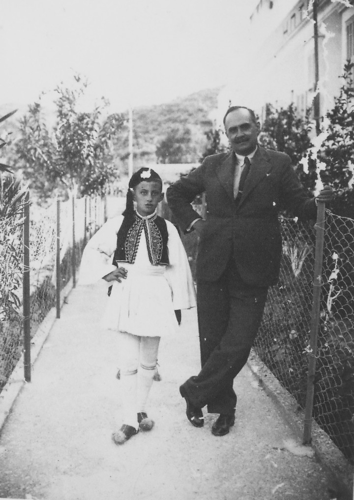 Ο Πλαστήρας στη Ρόδο.  Φωτό με το ευζωνάκι τον Σταμάτη  Καζούλλη στο Μίρα-Μάρε