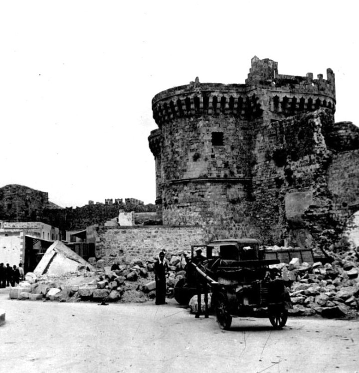 Η Αγορά στην Παλιά Πόλη.  Η φωτό μεταδόθηκε από τα ειδησεογραφικά  Πρακτορεία στις 12.1.1947