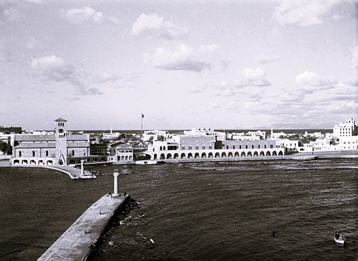 Νέα κτίρια... μεσαιωνικού ιταλικού ρυθμού