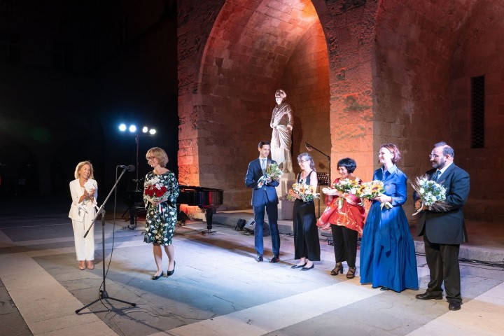 Η Πρέσβης Αυστρίας κυρία Gerda Vogl και η επίτιμος Πρόξενος Αυστρίας κυρία Μαίρη Μοσχή με τους καλλιτέχνες