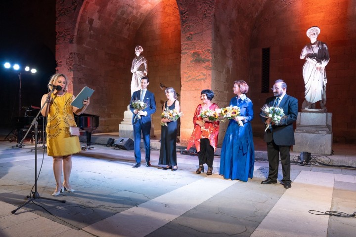 Παρουσίαση της εκδήλωσης από την κυρία Αγγελική Κοσμά, αρχαιολόγο της Εφορείας Αρχαιοτήτων Δωδεκανήσου με τους καλλιτέχνες