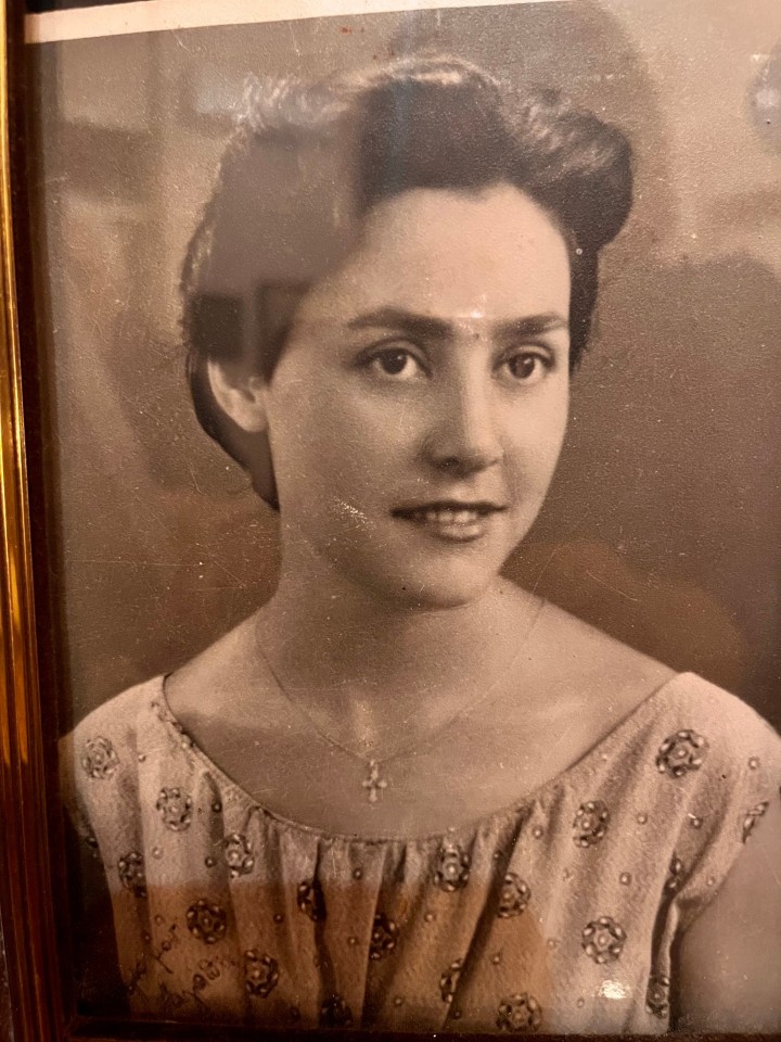 Νεαρό κορίτσι  με την απελευθέρωση της Ρόδου