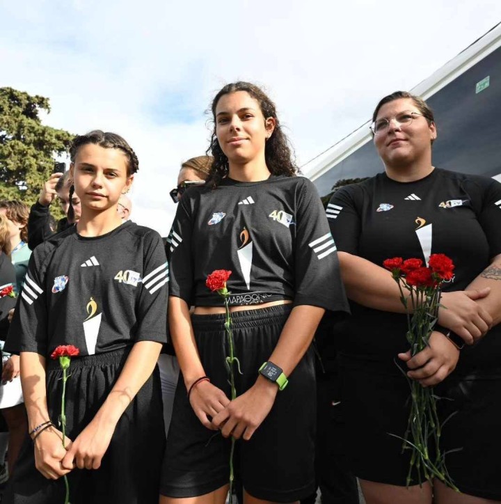 Η Μαρία Μαγκούλια (δεξιά) ήταν μια από τις λαμπαδηδρόμους