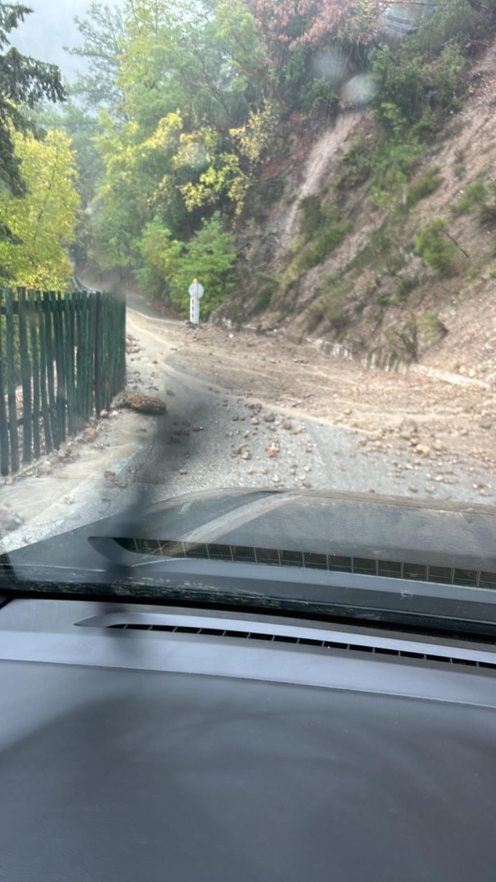 Ο δρόμος από Πεταλούδες προς Ψίνθο  Φώτο: Ομάδα Αντιμετώπισης Καταστροφών Ρόδου