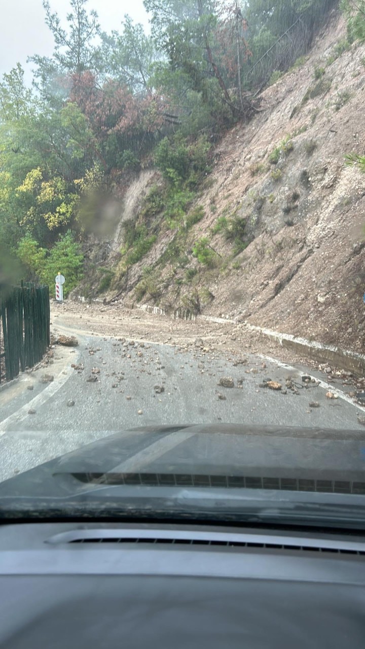 Ο δρόμος από Πεταλούδες προς φαράγγι και προς  Ψίνθο/Φωτογραφία: Ομάδα Αντιμετώπισης Καταστροφών Ρόδου - Ο.Α.Κ