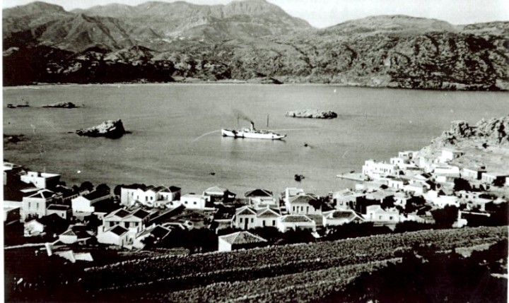 Το Δεσποτικό (δεξιά) είναι ένα από τα τρία νησάκια στον κόλπο των Πηγαδίων. Ενώ προς την μέσα μεριά το βάθος της θάλασσας φτάνει στα δέκα μέτρα, στην απέξω μεριά το βάθος της θάλασσας αυξάνει κατακόρυφα