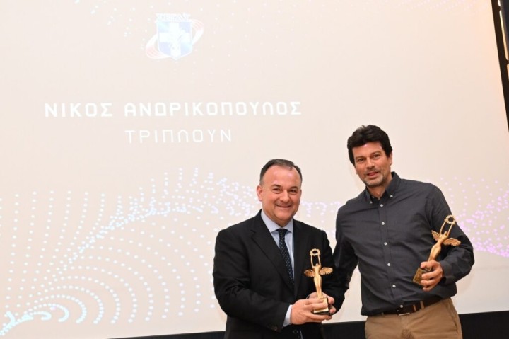Ο προπονητής Δημήτρης Βασιλικός βραβεύτηκε για τις επιτυχίες του αθλητή του, Νίκου Ανδρικόπουλου, από τον Ιωάννη Παππά  (ΑΝΤΩΝΗΣ ΝΙΚΟΛΟΠΟΥΛΟΣ / EUROKINISSI)