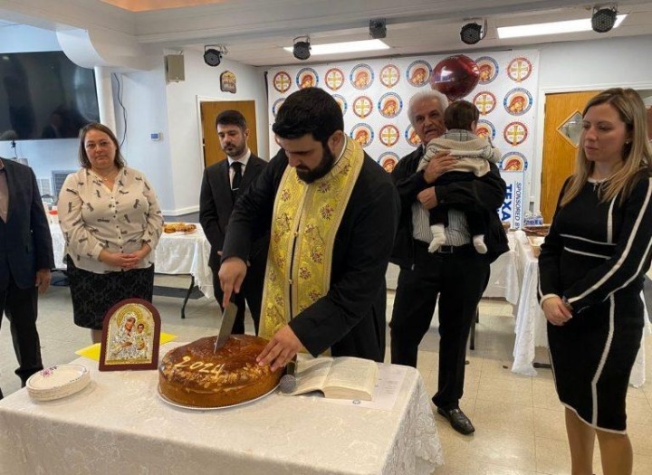Ο προεδρεύων της Ελληνικής Ορθόδοξης Εκκλησίας του Island Park, π. Γεώργιος Καζούλης, κόβει τη βασιλόπιτα για τον Πανορθόδοξο Σύλλογο Νέας Υόρκης.  ΦΩΤΟΓΡΑΦΙΑ: Ε.Κ./ΕΛΕΝΗ ΣΑΚΕΛΛΗ