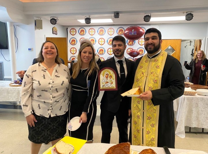 Η ταμίας του Παρροδιακού Συλλόγου, Θάλια Τζώρτζη - Βλεπάκη, η αντιπρόεδρος Καλλιόπη Ζιάνγκου και ο πρόεδρος Νίκος Καρτάλης με τον π. Γεώργιο Καζούλη, στην κοπή της βασιλόπιτας, όπου το φλουρί έπεσε στο κομμάτι του Συλλόγου.  ΦΩΤΟΓΡΑΦΙΑ: Ε.Κ./ΕΛΕΝΗ ΣΑΚΕΛΛΗ